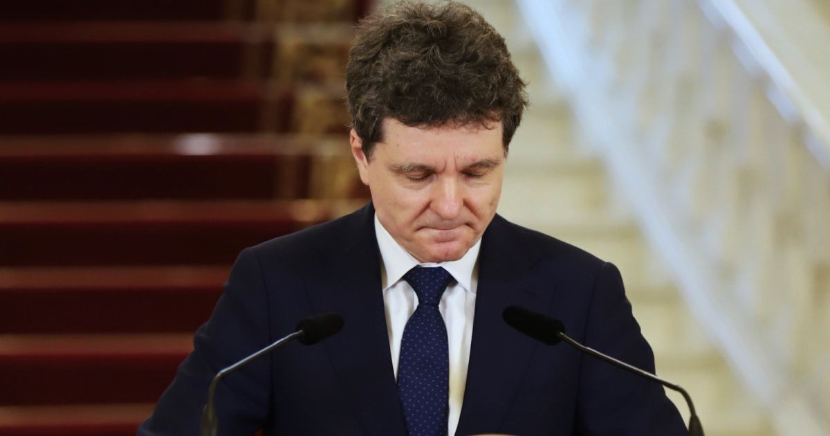 Președintele Nicușor Dan, surprins cu ochii închiși și în timp ce ăși strânge buzele, la o conferință de presă, București, 6 mai 2026