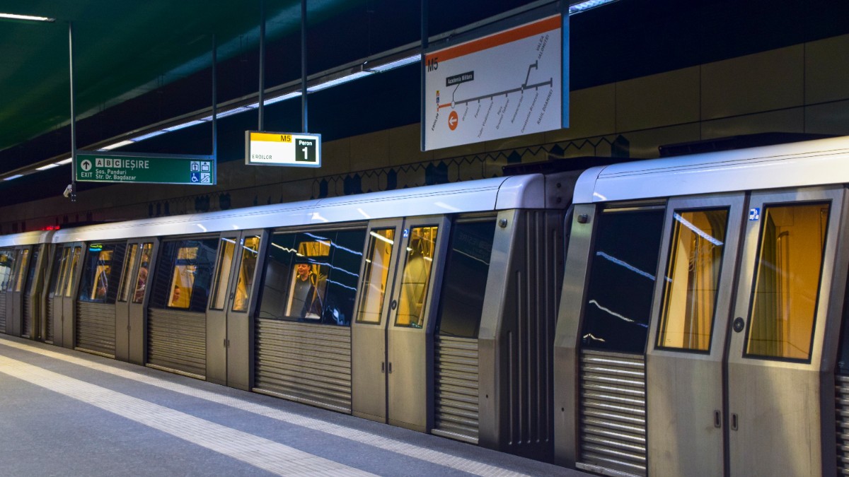 Un tren de metrou din București