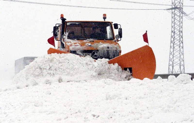 HAOS pe ȘOSELE din CAUZA ZĂPEZII: zeci de drumuri, ÎNCHISE! Vezi ce rute trebuie evitate!