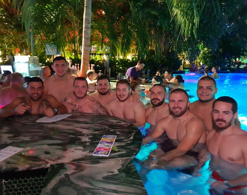Rugbiștii de la CSM București și-au etalat tatuajele la bazin! ”Tarzan”, lider în junglă