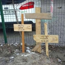 Mormântul improvizat în care o mamă și fiul au fost îngropați, în Irpin | Sursa: Oleksiy Matsuka / Facebook