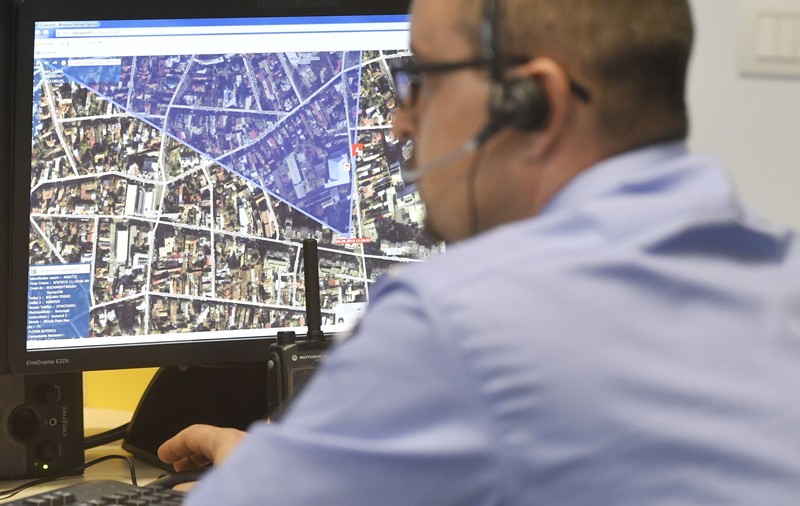 O fetiță din Arad a sunat la 112 şi a spus că are 23 de ani şi este răpită de fostul soţ, care o ține în beci