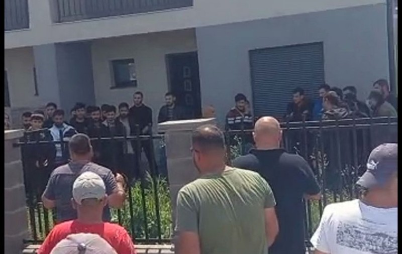 Un bărbat din Timiș plecat în străinătate, care și-a închiriat casa unei familii cu doi copii, a găsit locuința plină cu 30 de migranți