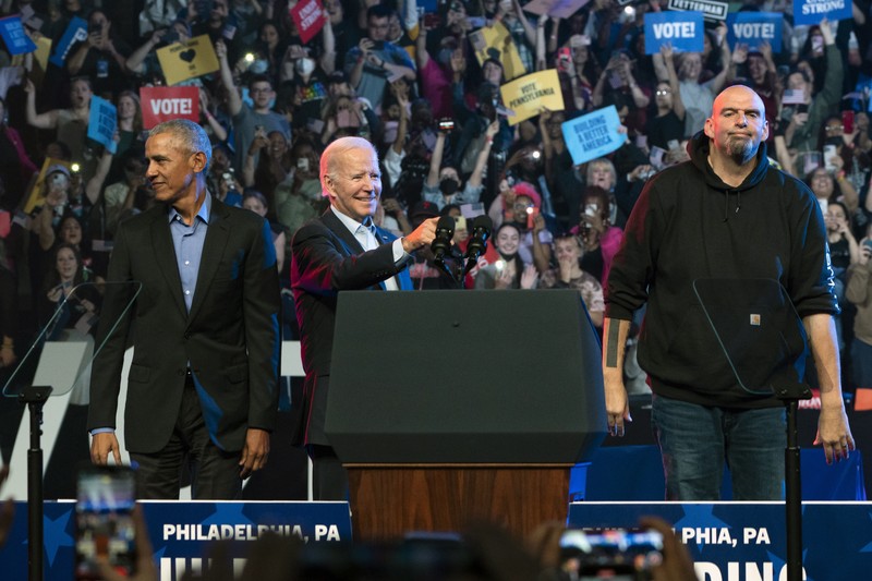 Fostul președinte american Barack Obama (stânga), președintele SUA Joe Biden (centru) și candidatul la Senat John Fetterman (dreapta) la un miting din Philadelphia, Pennsylvania, SUA, 5 noiembrie 2022. Foto: EPA