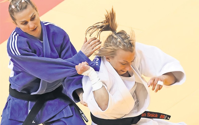 Alina Dumitru va concura cu capul spart!