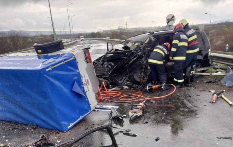 Un mort și șase răniți, după un accident cu trei mașini pe centura Caransebeşului