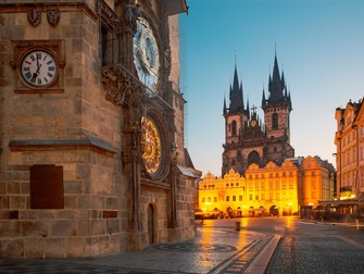 Piața Orașului Vechi din Praga cu ceasul astronomic si biserica Old Lady