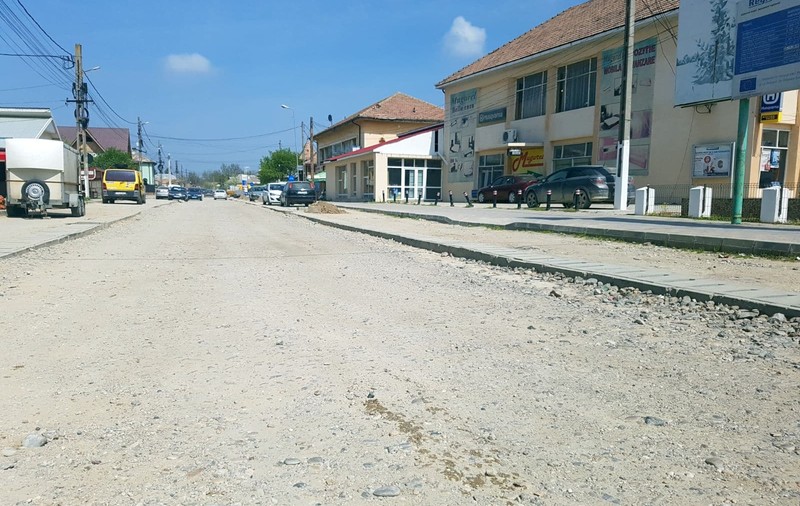 FOTO / Primarul din Dăbuleni vrea autobuze electrice și stații pe străzile încă neasfaltate ale orașului