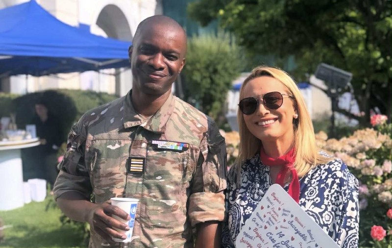 Cum a apărut îmbrăcată Andreea Esca la recepția oferită de Ambasada Franței în România. Rochia purtată de prezentatoare nu e deloc ieftină