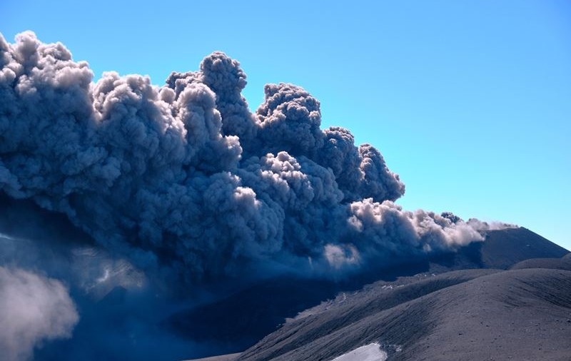 Vulcanul Ebeko din Insulele Kurile a erupt din nou. A aruncat o coloană de cenușă la o înălțime de 3 kilometri