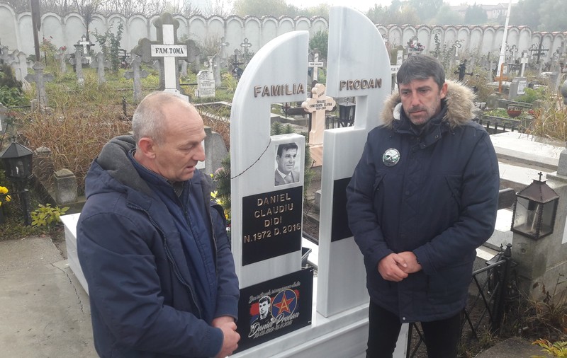 Doi ani de la decesul lui Daniel Prodan. ”Tata m-a pregătit pentru moarte”! Au venit de la 600 de kilometri, ca să sărute poza lui ”Tătuca”