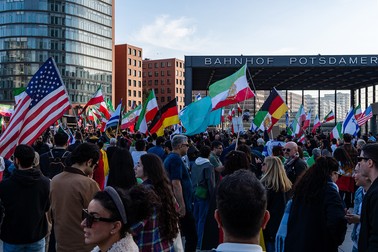 Berlin, Germany, Berlin, Germania, 28 februarie 2026: În urma atacului asupra Iranului de către Israel și SUA, oamenii protestează împotriva regimului iranian. Foto: Profimedia