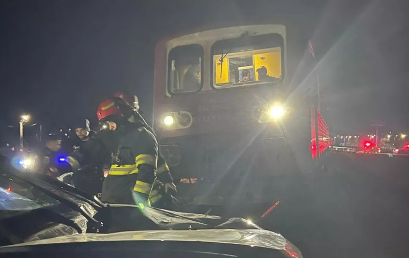 Tânără din județul Iași, în stare critică după ce mașina pe care o conducea a fost spulberată de tren