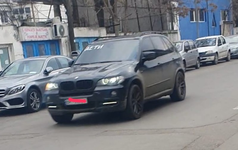 Imaginile războiului au ajuns și la București: mașină ucraineană cu afișul „Copii” pe parbriz 