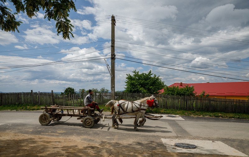 Reportaj în comuna Șotrile, în care fostul primar condamnat pentru pornografie infantilă candidează din nou. „Fata a fost de vină” vs „În ce lume trăim?”