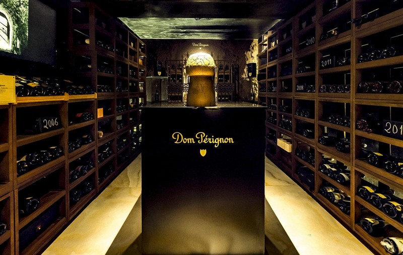 Hoții au furat vin de 150.000 de euro din crama unui restaurant cu două stele Michelin din Madrid. Cât costă cea mai valoroasă sticlă sustrasă