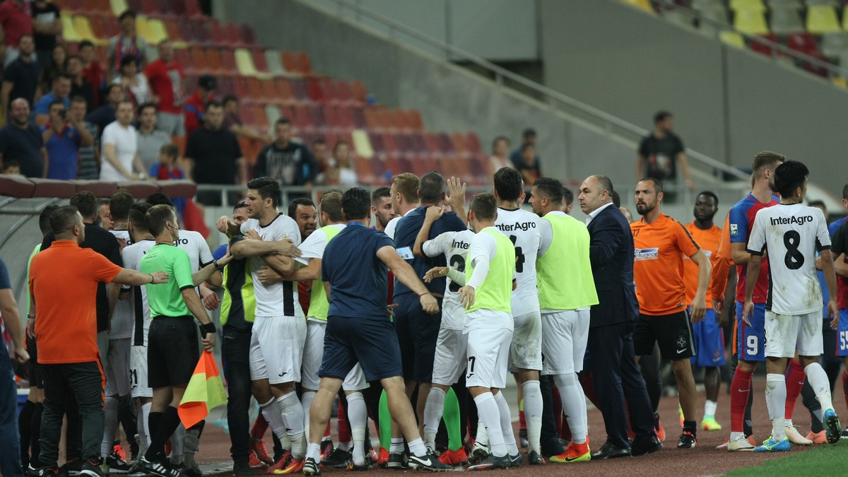 Cristian Săpunaru este oprit de forțele de ordine pentru a nu-l bate pe Mihai Stoica