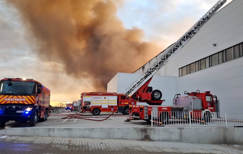 Incendiul uriaș de pe autostrada A1, care s-a întins pe 80.000 de metri pătrați, putea fi văzut din avion: încă nu a fost stins complet | VIDEO 