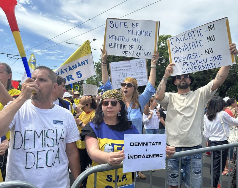 Protest al profesorilor, în a treia săptămână de grevă. Manifestanții au scandat în fața Palatului Cotroceni: „Demisia!”, „Nu cedăm!”