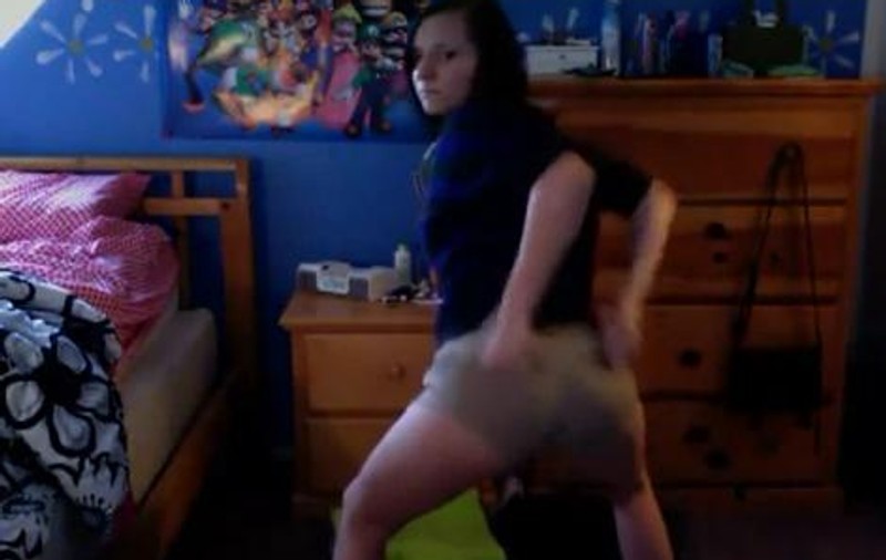 CE DISPERATĂ! Uite cum s-a făcut de râs încercând să danseze ca negresele! VIDEO