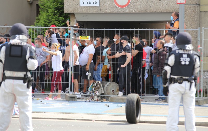 Violențe la Göttingen, în Germania, între locatarii unor blocuri carantinate cu forța de autorități și polițiști. S-au auzit și împușcături. Mai mulți români locuiesc în complex