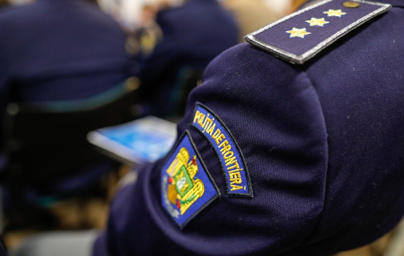 Un polițist de frontieră și-a convins un prieten să împrăștie 10.000 de euro falși. Colegii săi de la Crimă Organizată Timișoara l-au reținut