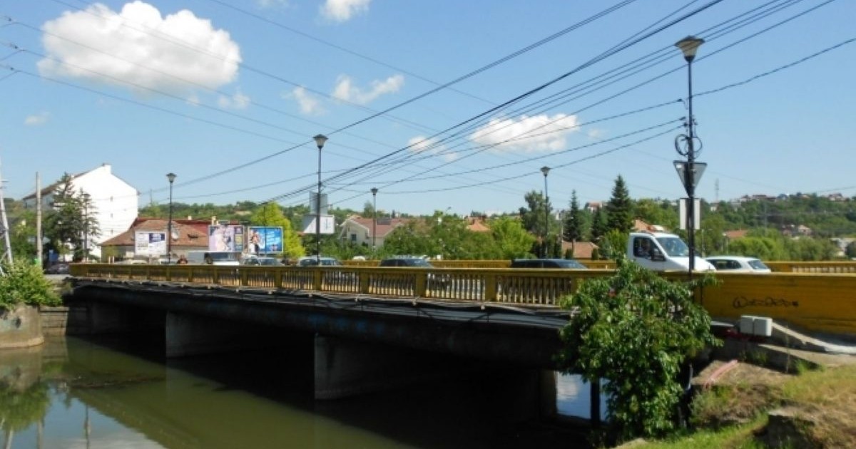 Podul Giuseppe Garibaldi din municipiul Cluj-Napoca. Fluxul de mașini este continuu pe pod