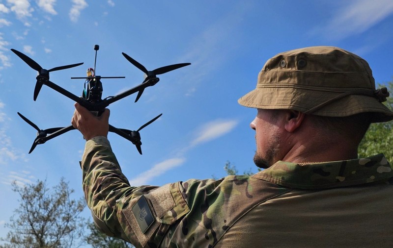 Ucraina i-a atacat pentru prima oară la sol pe ruși fără să folosească soldați din infanterie: zeci de vehicule cu mitraliere și fără pilot au dat prima lor bătălie pe front