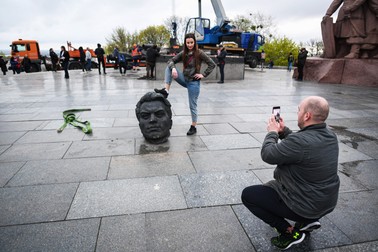 Pe 25 aprilie, primarul Kievului, Vitali Klitschko, a anunțat înlăturarea monumentului sovietic din centrul orașului. Monumentul a fost ridicat în 1982 ca simbol al reunificării Ucrainei și Rusiei. Statuia reprezintă doi bărbați ținând o medalie și simbolizează Ordinul Prieteniei între popoare | Foto: Profimedia