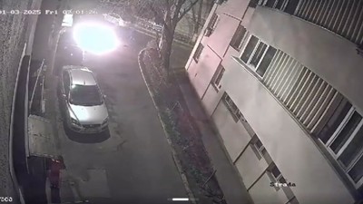 VIDEO Momentul în care femeia din București a incendiat o mașină după ce a fost concediată de la un salon de masaj