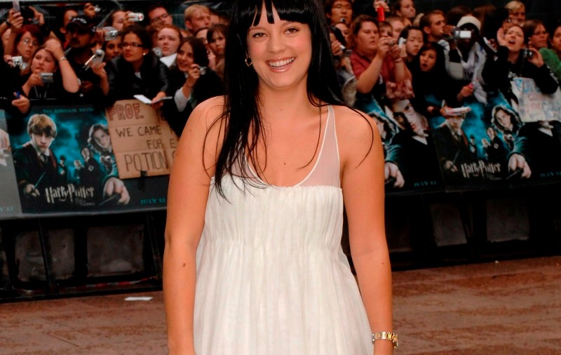 Lily Allen vrea toată atenţia bărbaţilor din jurul ei