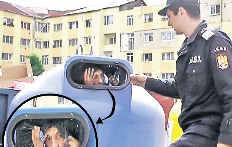 Doi copii au rămas blocaţi într-un tomberon 