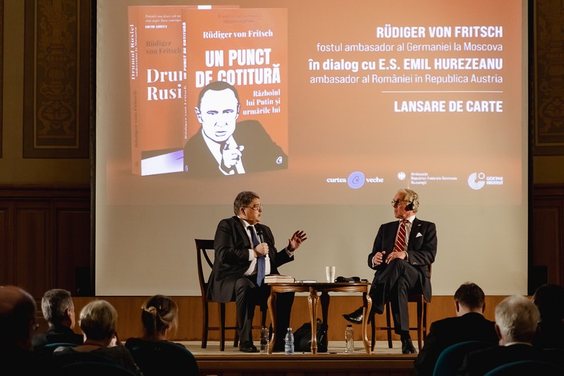 Emil Hurezeanu (stânga) și Rüdiger von Fritsch (dreapta), la evenimentul organizat la Biblioteca Centrală Universitară Carol I din București.