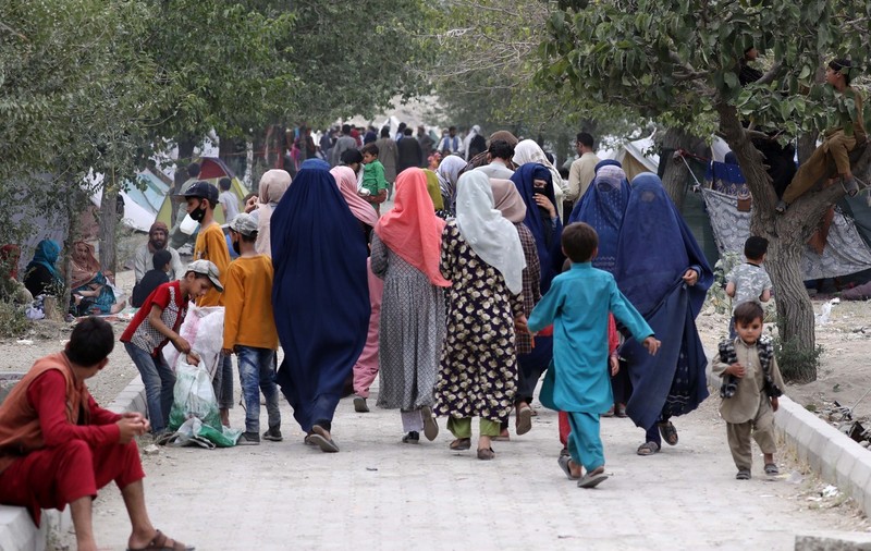 „Am văzut femei plângând, în timp ce oamenii fugeau”. Reacția locuitorilor din Kabul, după ce talibanii au intrat în oraș