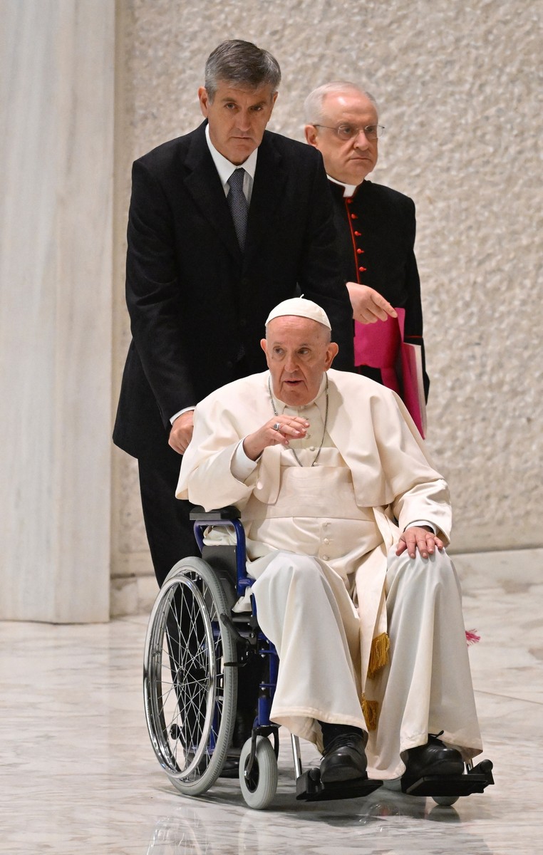 Papa Francisc a folosit joi un scaun cu rotile în public. Foto: Profimedia