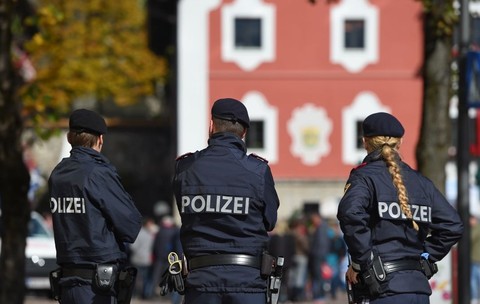 Polițiștii austrieci au reținut doi români chiar la ieșirea de pe autostrada din Unterweitersdorf. Foto: Getty Images
