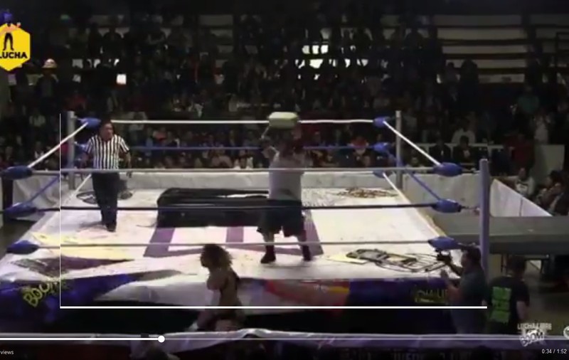 VIDEO ȘOCANT | Cea mai dură lovitură din wrestling: i-a crăpat capul cu un bloc de beton! Luptătorul rănit se zbate între viață și moarte