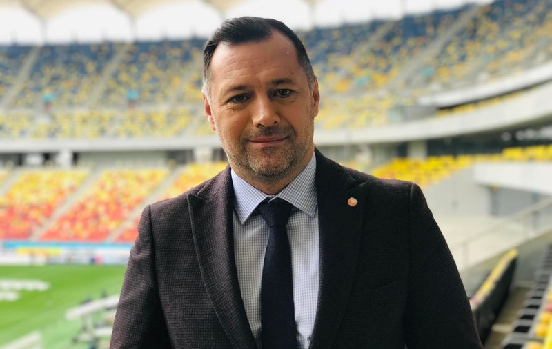 Comentatorul Marian Olaianos, acuzat că a agresat o colegă, concendiat de TVR. „Înregistrările video surprind clar actele de violență”