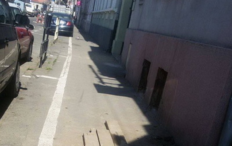 Pericol public pe stradă! O femeie și copilul ei au căzut într-o groapă făcută de muncitori