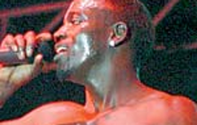Akon s-a dezbracat pe scena