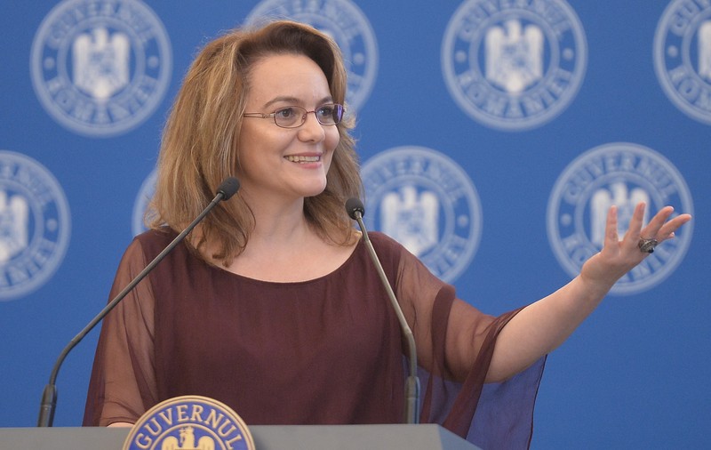 Adriana Nedelea LA FIX | Șef din Guvern acuzat de hărțuire. ”Mă jignește, mă intimidează, mă izolează”, spune angajata care susține că este terorizată