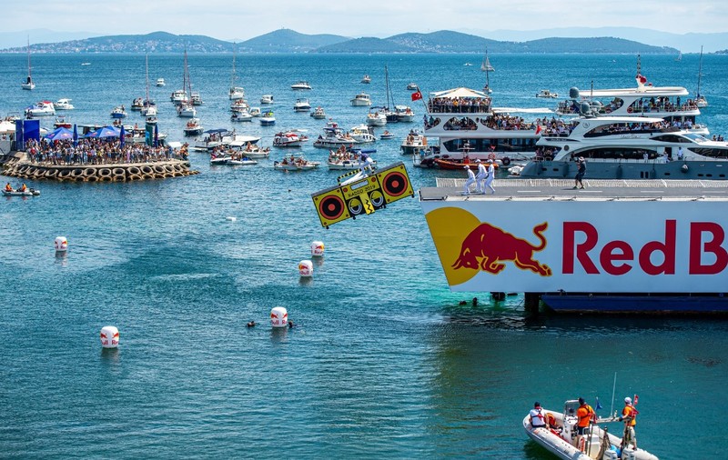 The Flying Bulls, Aeroclubul României și Hawks of Romania fac spectacol în aer, pe 17 septembrie, la Red Bull Flugtag