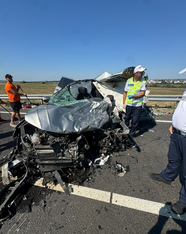 O mașină de teren a intrat sub un TIR și a fost complet strivită, pe șoseaua de centură din Bârlad. Șoferul a murit pe loc