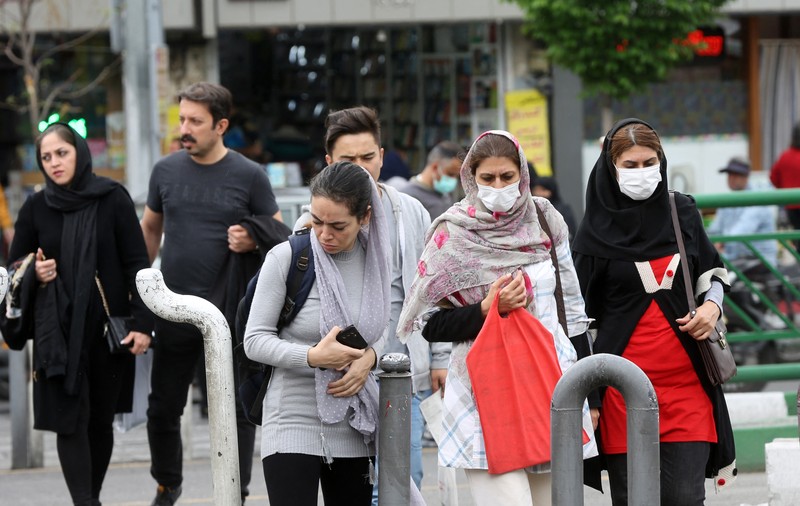 Iranul aprobă o lege care îi pedepsește pe cei care încurajează femeile să renunțe la hijab