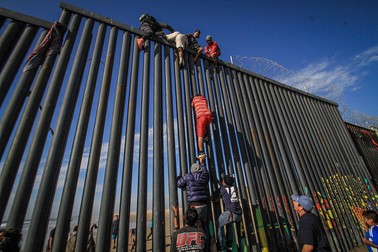 Migrantii incearcă să între ilegal în Statele Unite din zona Playas Tijuana escaladând gardul din statul mexican Baja, Mexic. Foto EPA