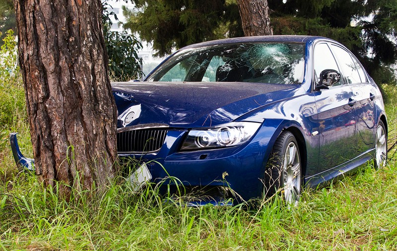 Un mecanic „cascador” și mașini care intrau direct în pom. Cum a reușit un grup specializat în fraude cu asigurări auto să obțină peste 700.000 de lei