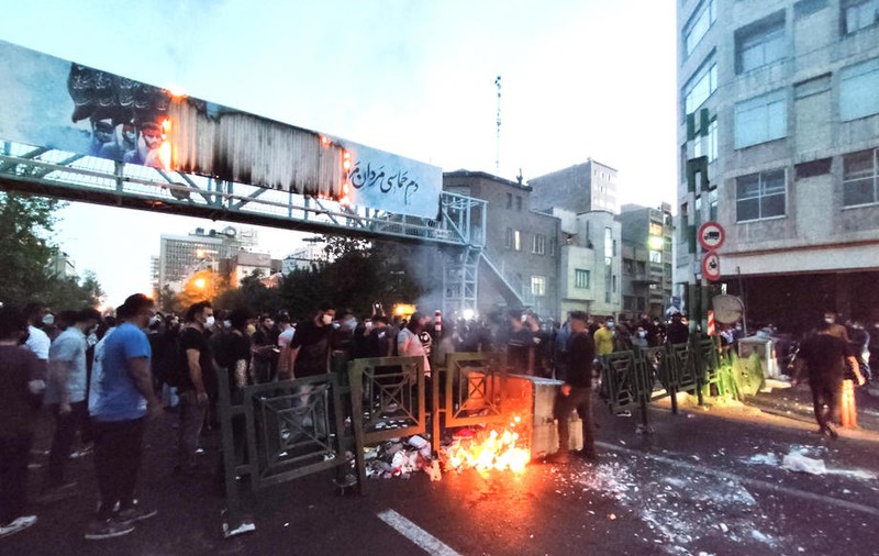 Iranul închide internetul în capitală, după ce revoltele s-au transformat în lupte între protestatari și polițiști