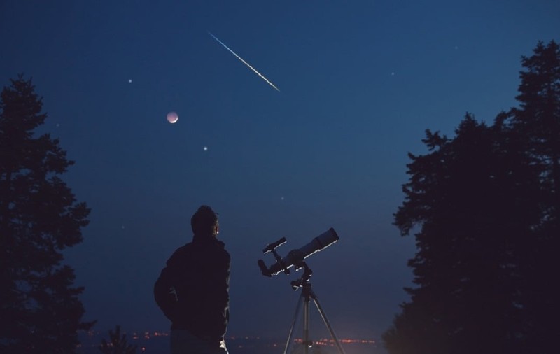 Fenomene astronomice în 2026: eclipse, meteori și planete vizibile pe cer