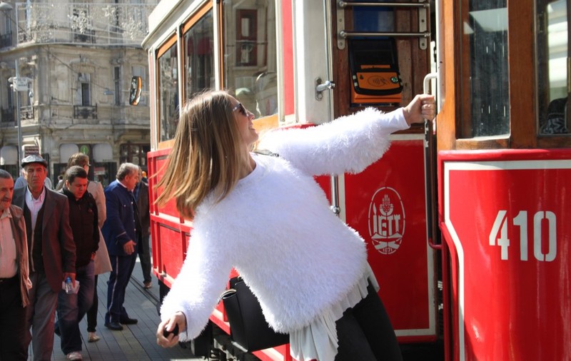 AŞA IUBIT MAI RAR! Adela Popescu PRIMEŞTE ACELAŞI CADOU de fiecare zi de naştere din partea lui Radu Vâlcan, dar ea MEREU ESTE SURPRINSĂ! FOTO