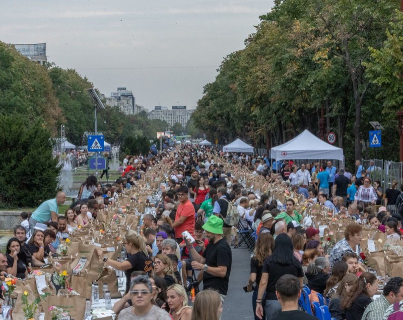 20.000 de oameni s-au așezat la „Masa care unește” de la București